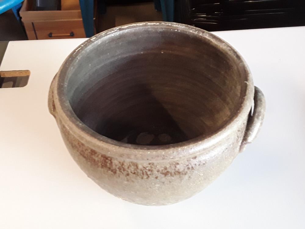 POT EN GRÈS ANCIEN