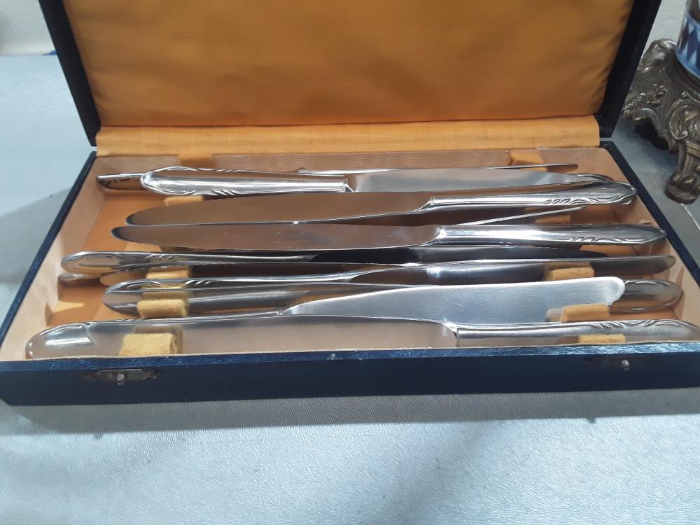 SERVICE DE TABLE EN INOX MÉNAGÉRE