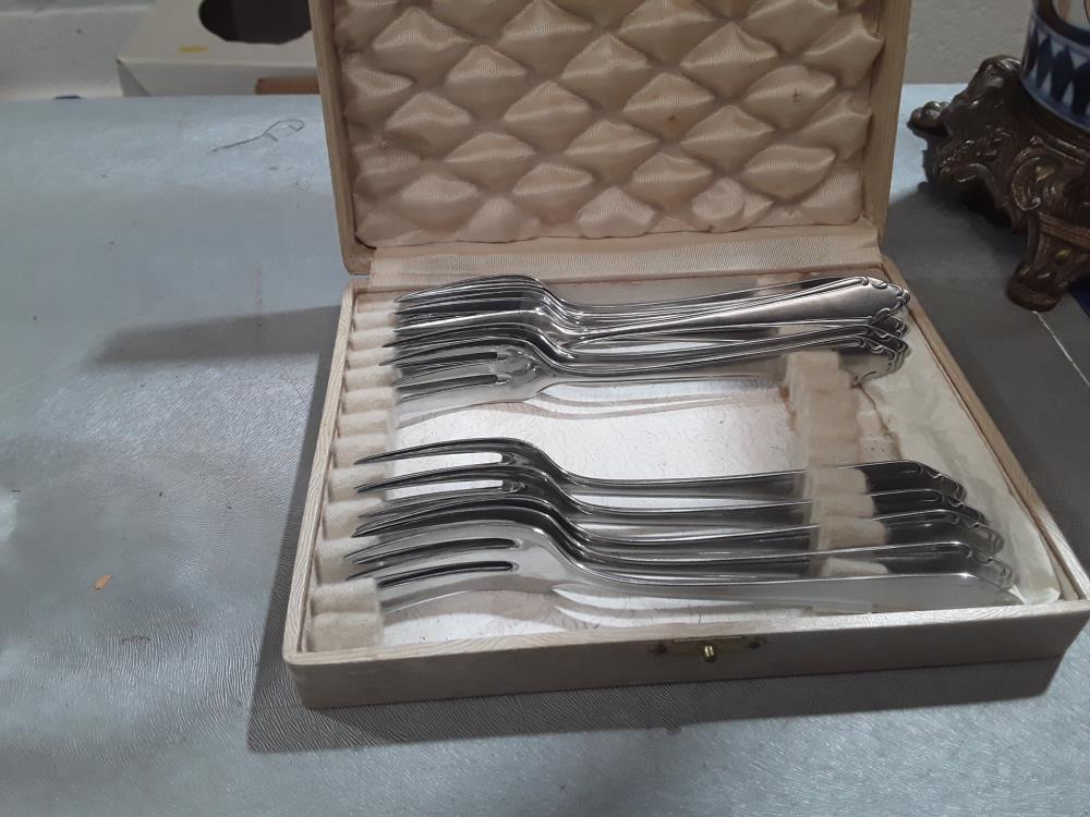 SERVICE DE TABLE EN INOX MÉNAGÉRE