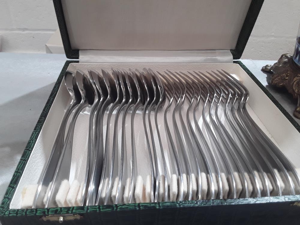 SERVICE DE TABLE EN INOX MÉNAGÉRE