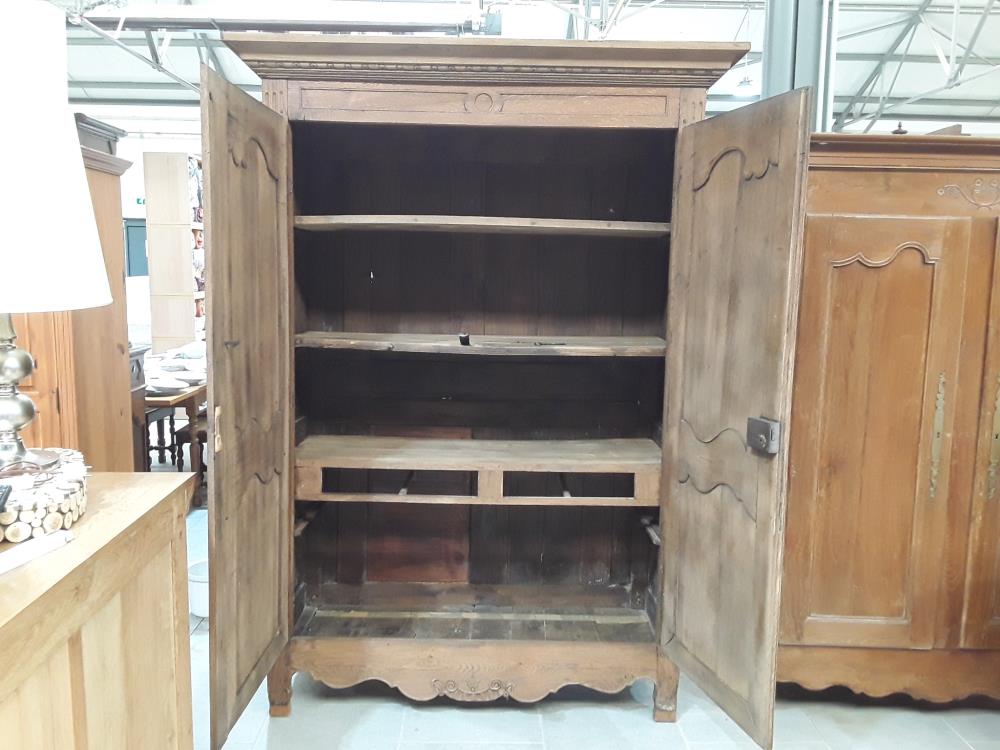 ARMOIRE EN CHENE 19EME SCULPTEE AVEC MOUVEMENTS