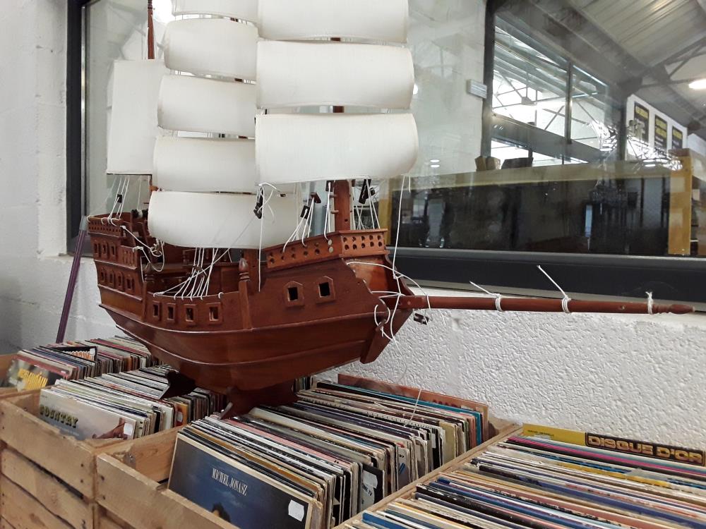 BATEAU MAQUETTE EN BOIS GALION