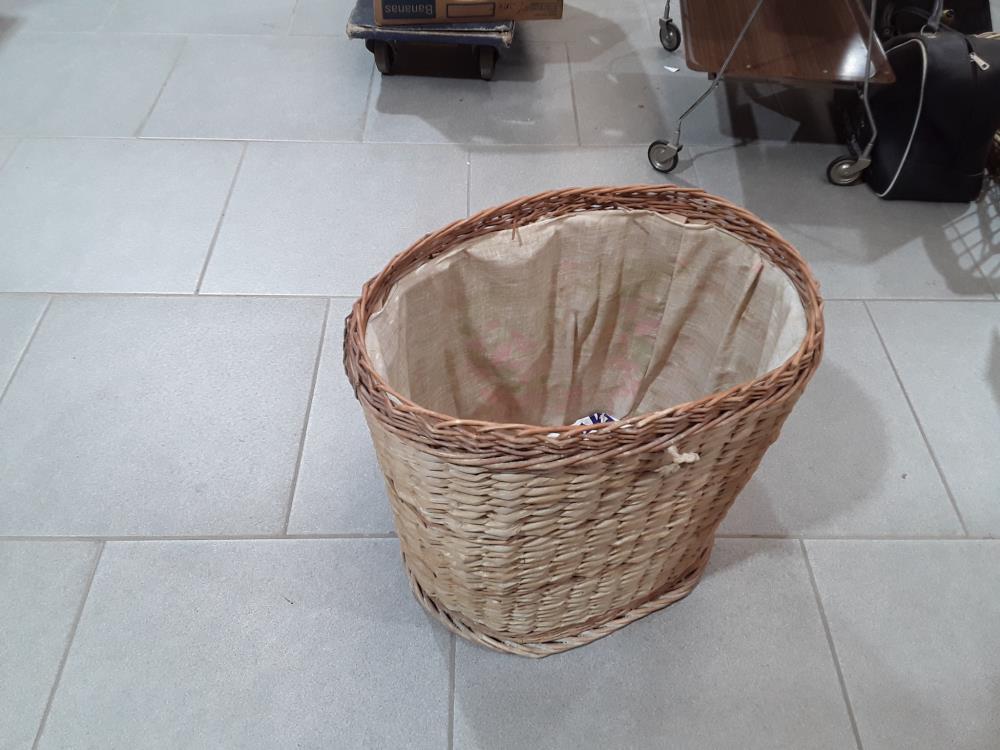 PANIER À LINGE EN OSIER