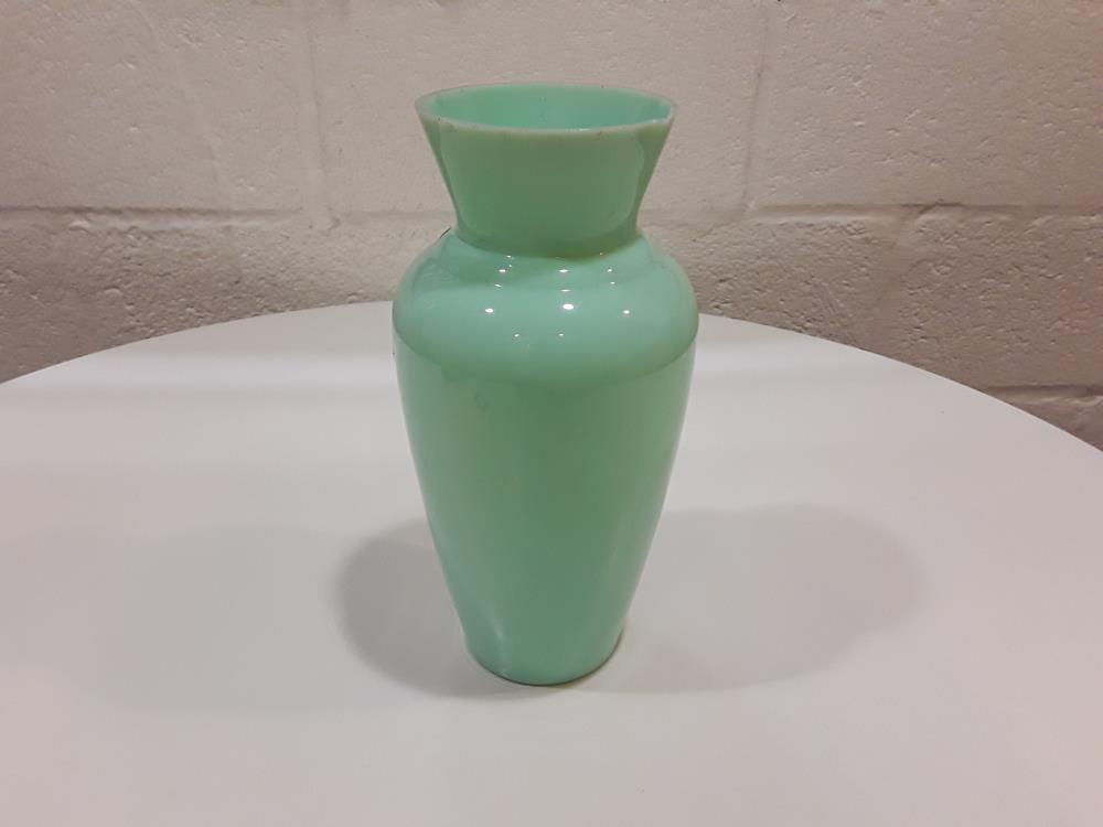 VASE VERT AVEC MOTIF FLORAL