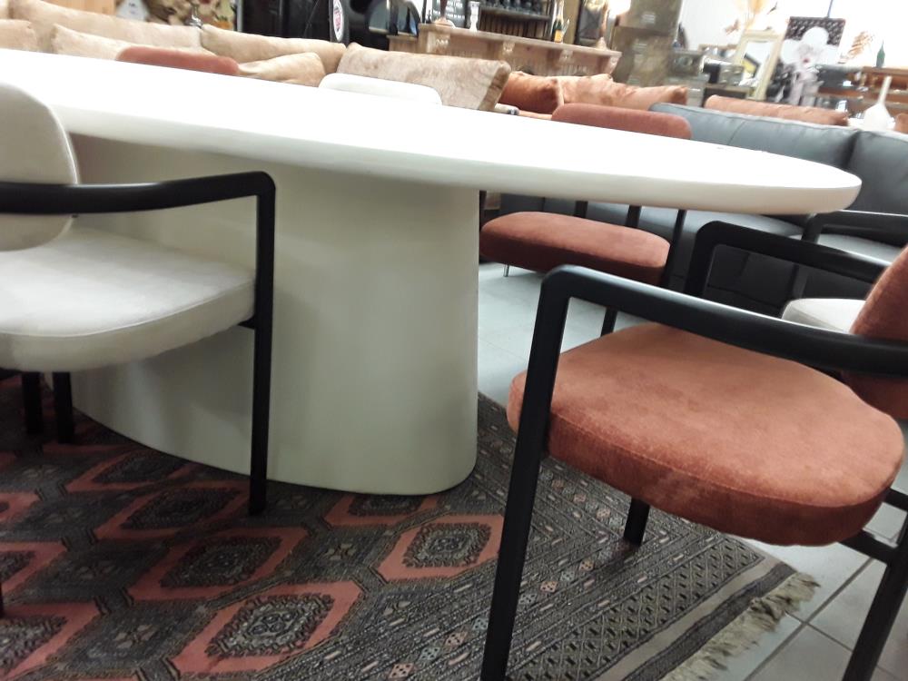TABLE OVALE PROCÉDÉ ITALIEN RÉHAUSSÉ À LA CHAUX EN 2M20