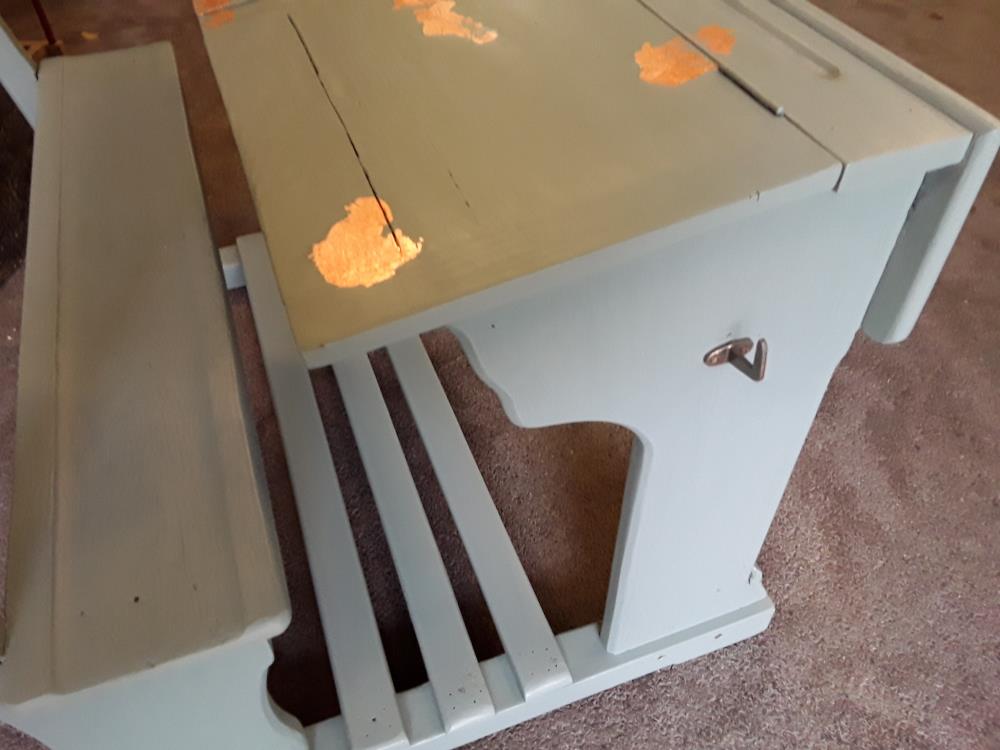 PUPITRE D'ÉCOLIER PATINE VERT DOUX ET CUIVRE