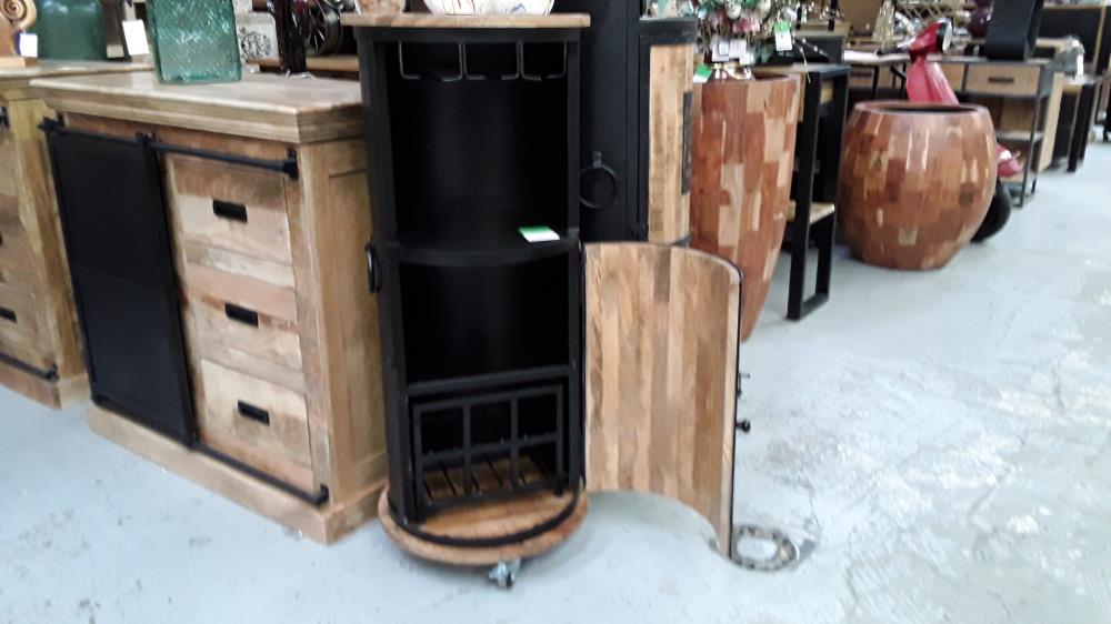 BAR ROND UNE PORTE MANQUIER ET METAL