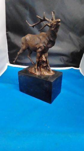  SCULPTURE EN BRONZE D'UN CERF SL-12