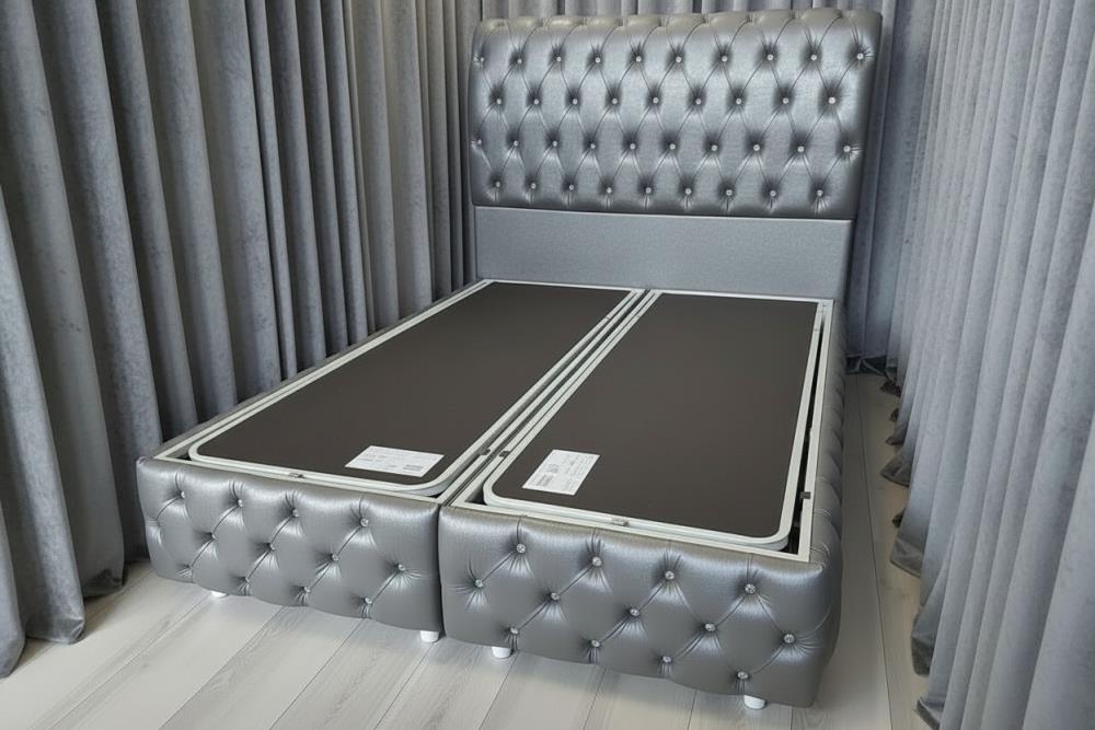 LIT COFFRE "PREMIUM NICE SIMILI" 140X190CM - GRIS AVEC STRASS