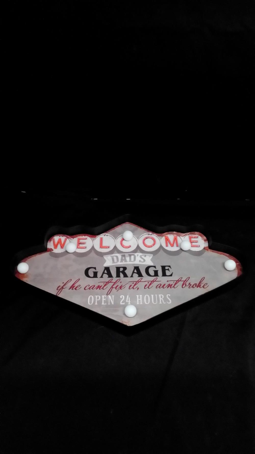 WELCOME LUMINEUX DAD'S GARAGE