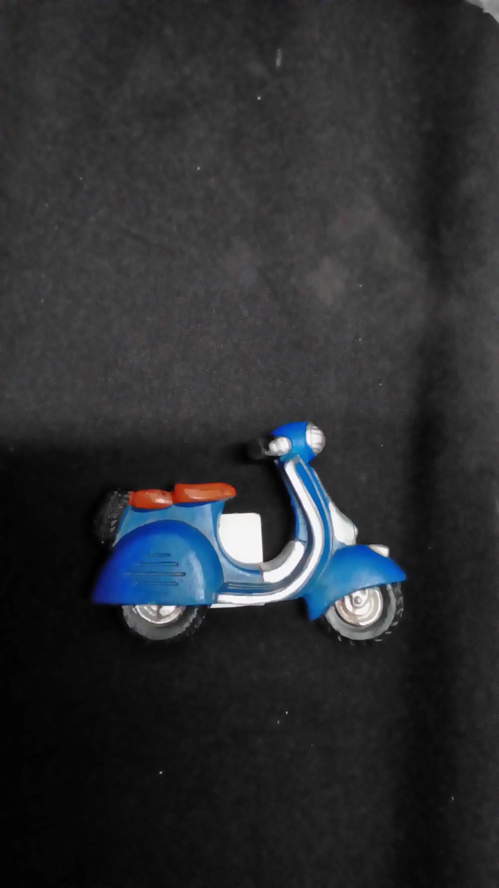 AIMANT SCOOTER BLEU (6PR2542)