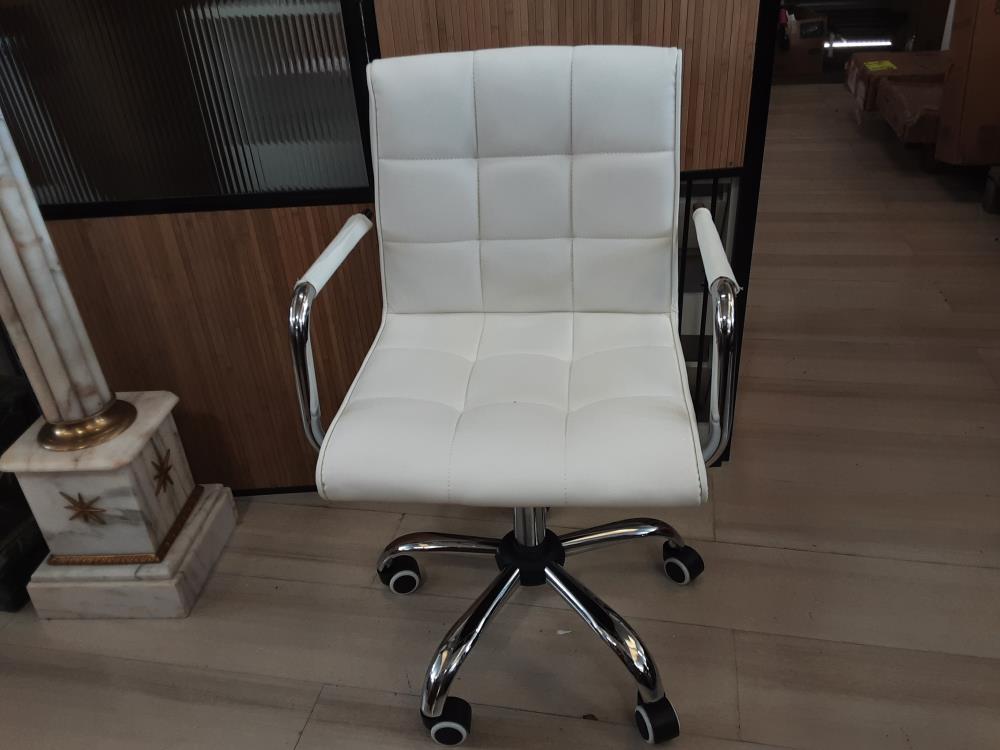 CHAISE DE BUREAU PIVOTANTE CAPITONNÉE BLANCHE (02-0701) 2EME CHOIX