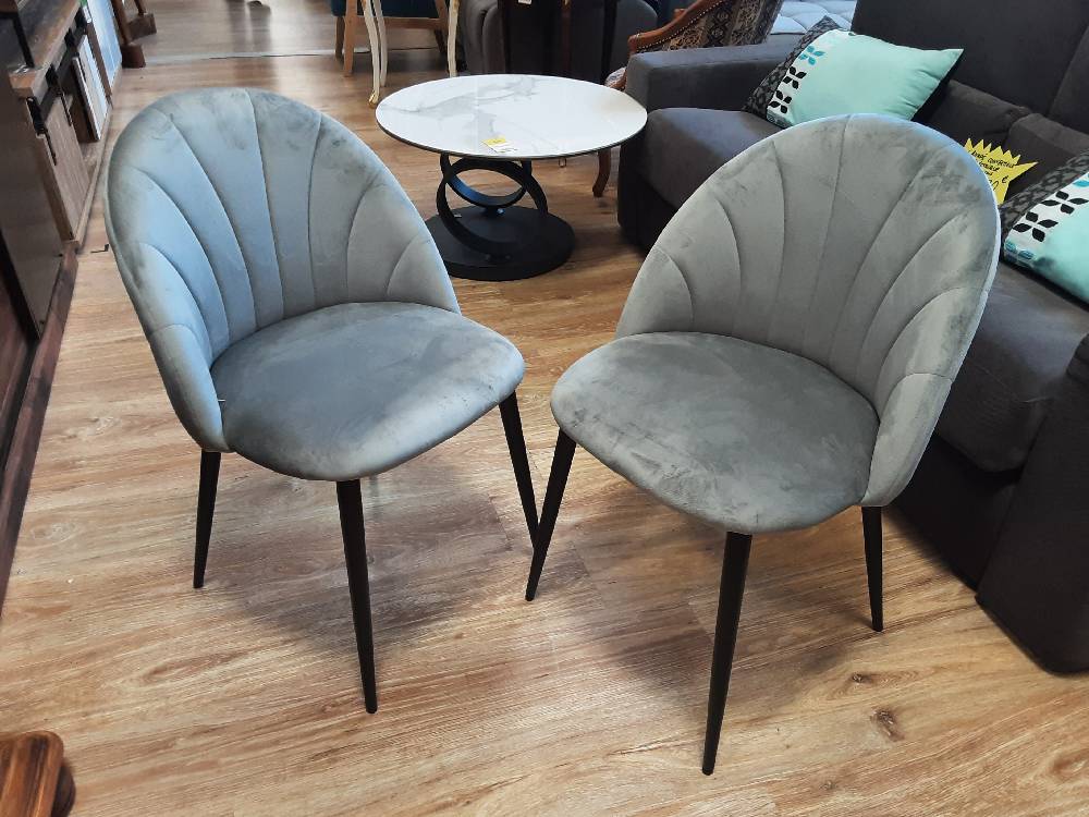 LOT DE 2 CHAISES VELOURS GRIS PIEDS MÉTAL (835-253GY) 2EME CHOIX 