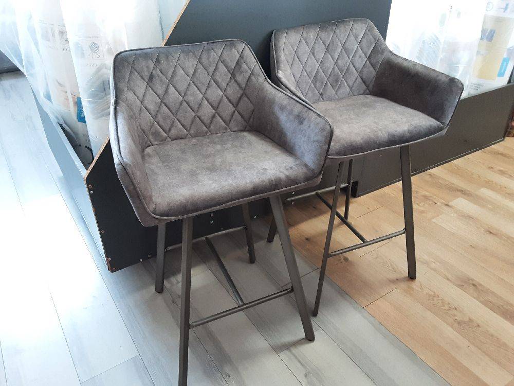 LOT DE 2 TABOURETS DE BAR VELOURS GRIS PIEDS MÉTAL DESTOCK (4511/48V)