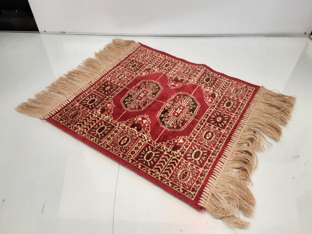 MINI TAPIS CARRE ROUGE ET BEIGE