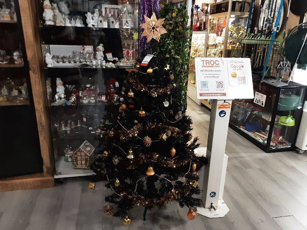 SAPIN NOIR + DÉCORATION DORÉ 