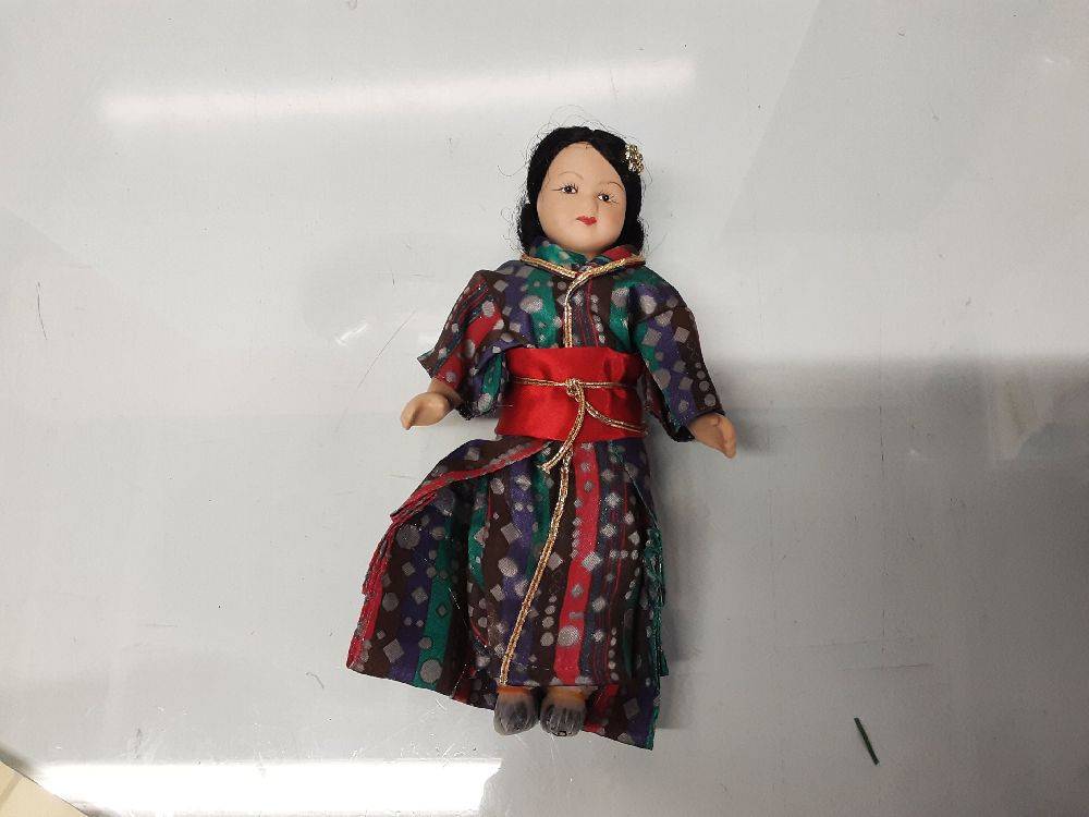 POUPÉE PORCELAINE ASIATIQUE PM 