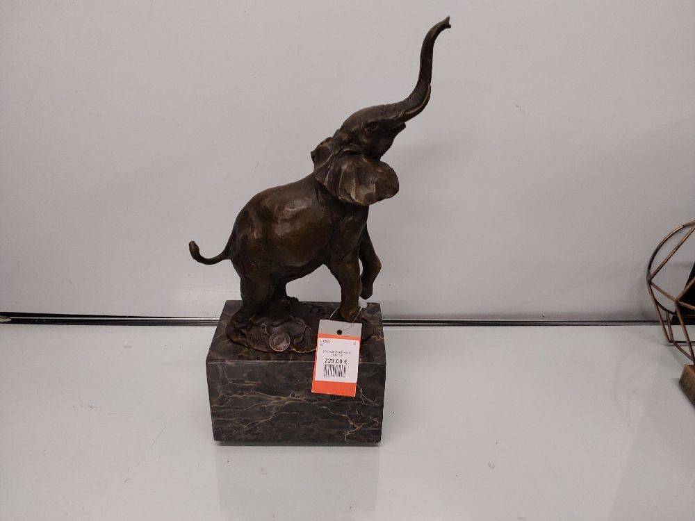 BRONZE ELEPHANT DEBOUT