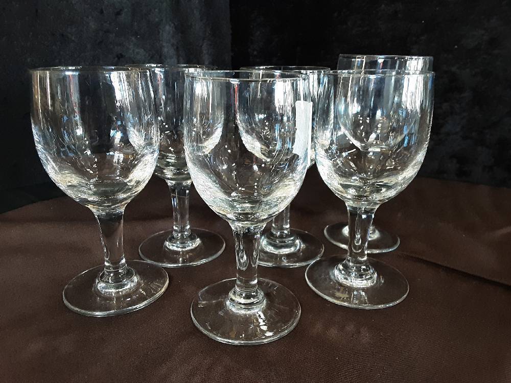 LOT DE 6 VERRES A VIN DIFFERENTES HAUTEURS