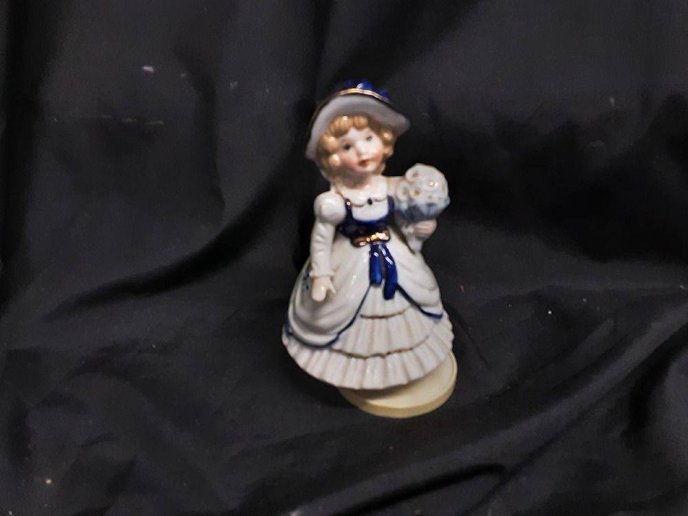 FIGURINE PORCELAINE MUSICALE