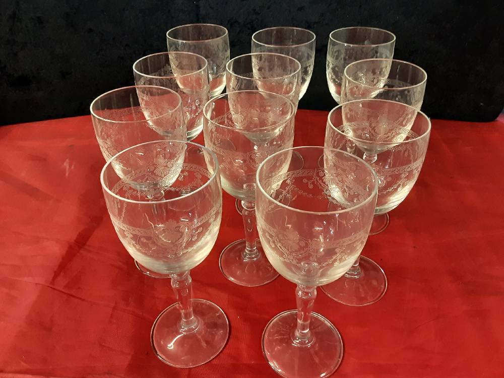 LOT DE 11 VERRES SUR PIED CISELÉS