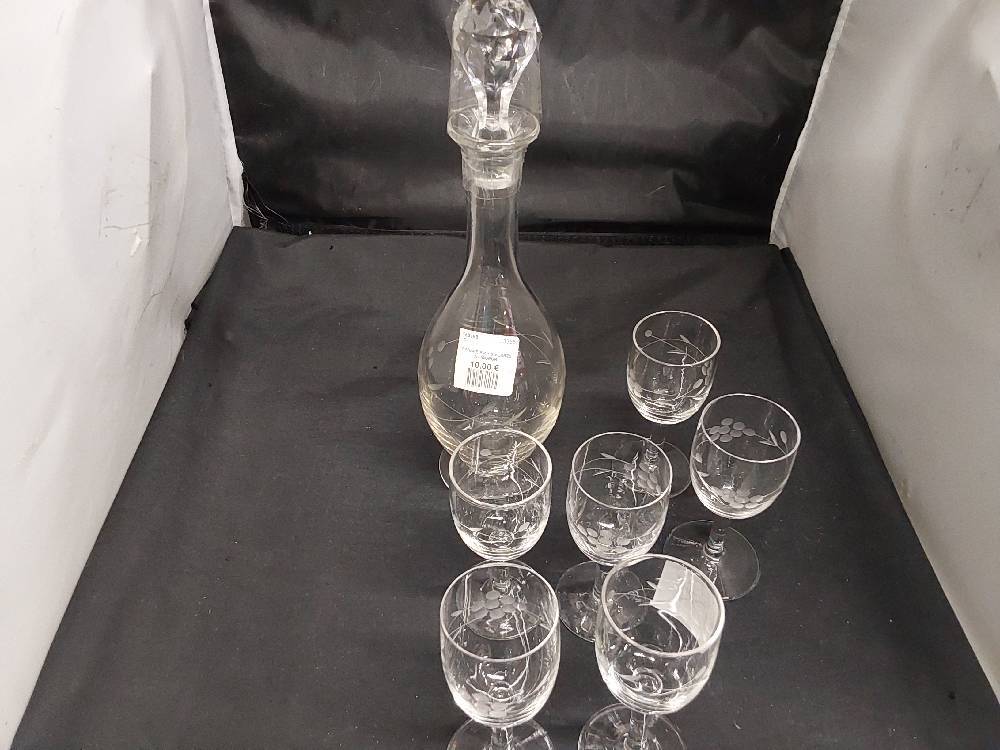 CARAFE PM + 6 VERRES A LIQUEUR 