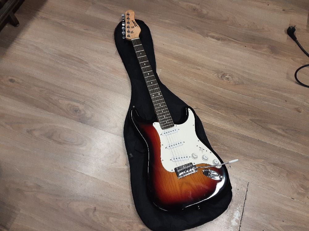 GUITARE ELECTRIQUE AVEC ACCORDEUR