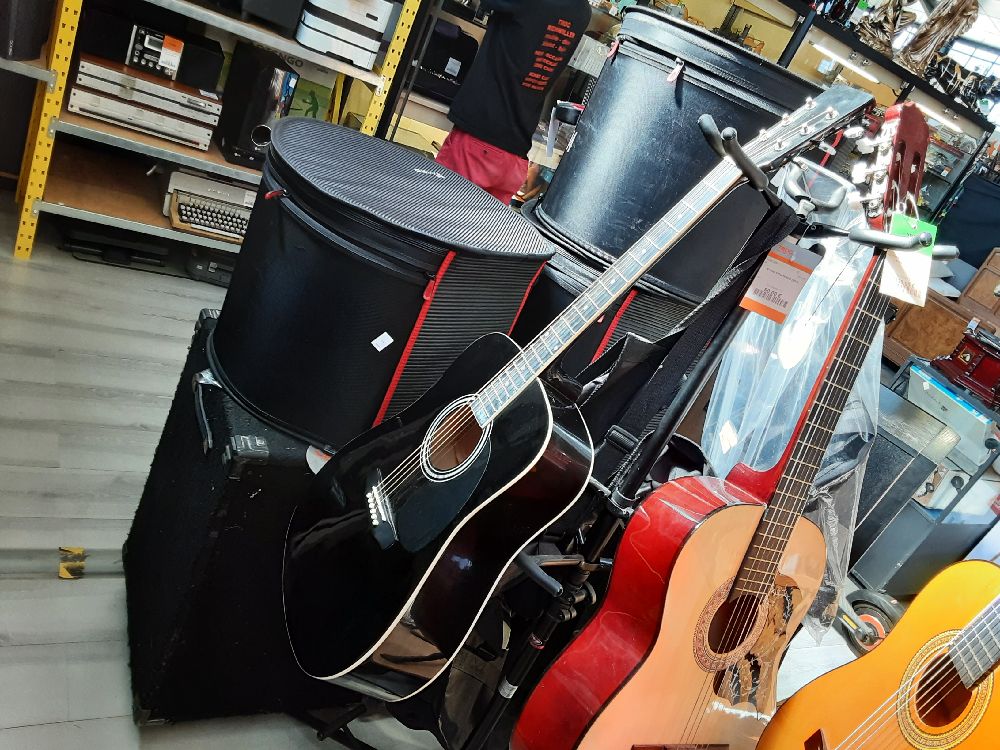 GUITARE ACOUSTIQUE NOIRE 
