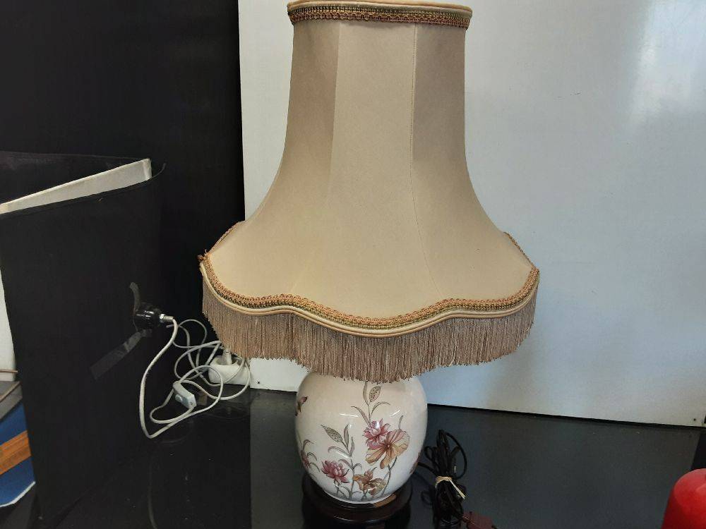 LAMPE PORCELAINE FLEURS ROSES