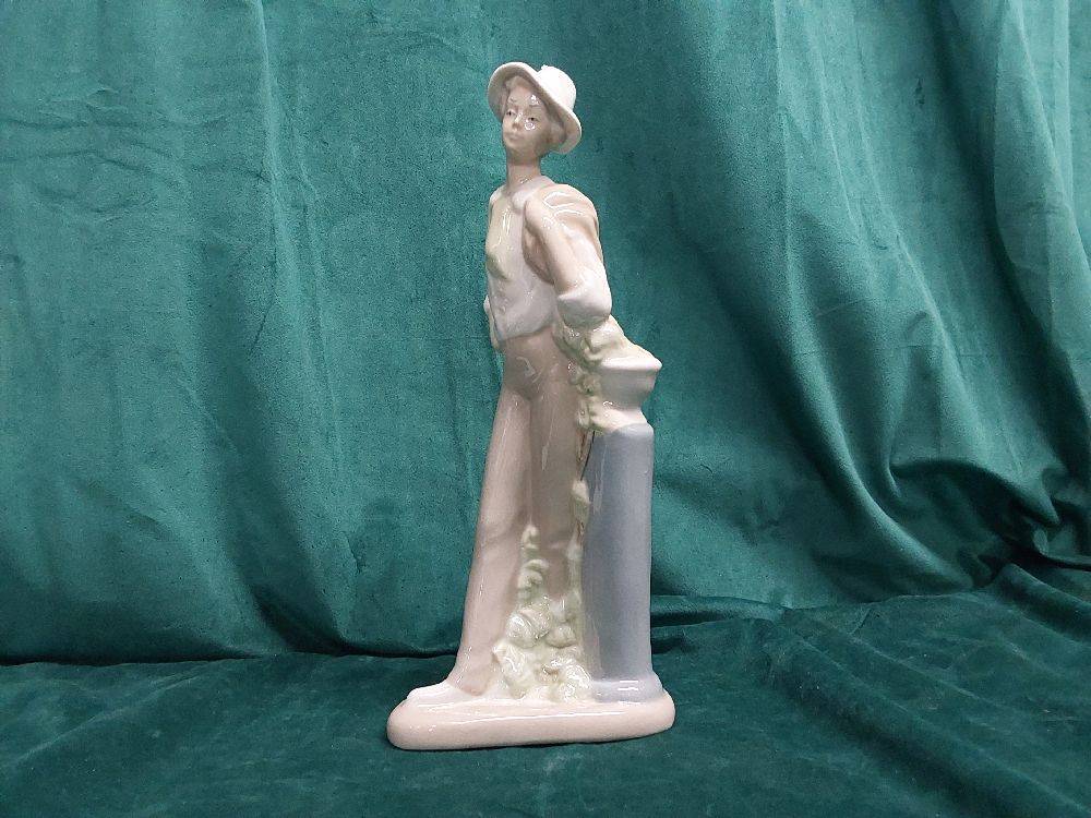 STATUETTE FEMME CHAPEAU BLANC