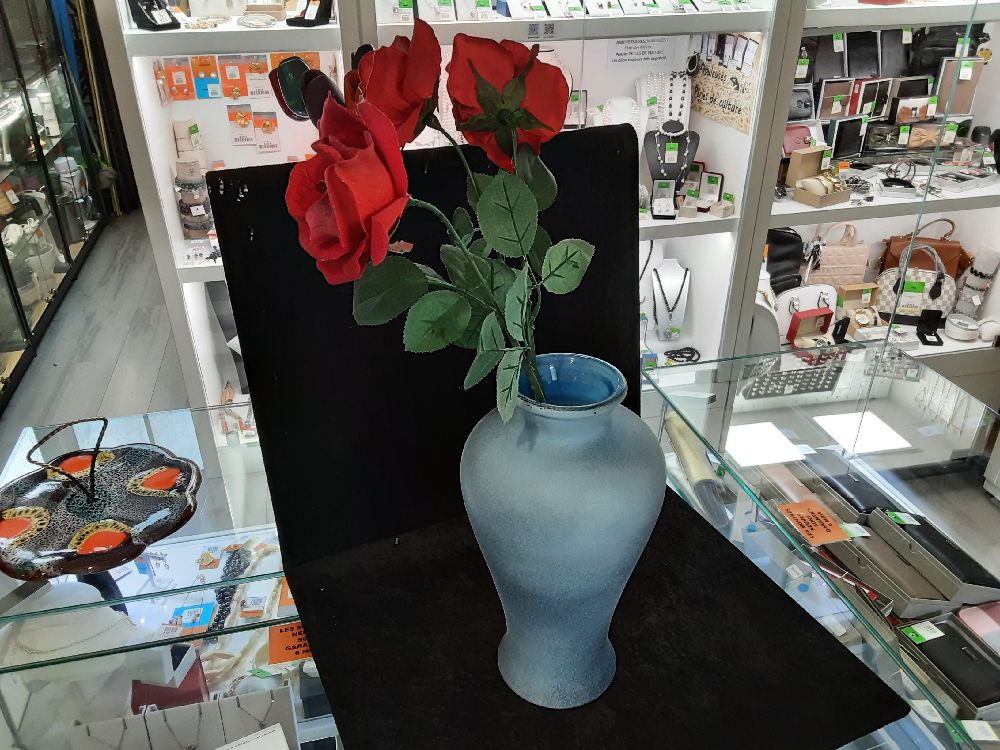 VASE BLEU AVEC ROSES 