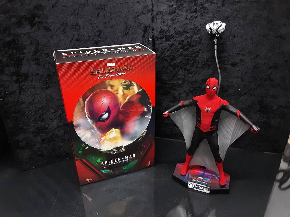 FIGURINE HOT TOYS MMS542 SPIDER-MAN FAR FROM HOME SPIDER-MAN UPGRADED SUIT 