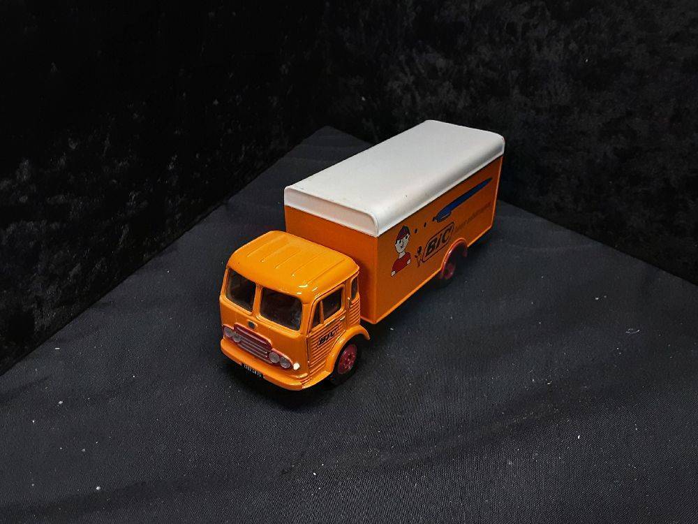 CAMION 1:50 FOURGON SAVERNE UNIC N°653/1500