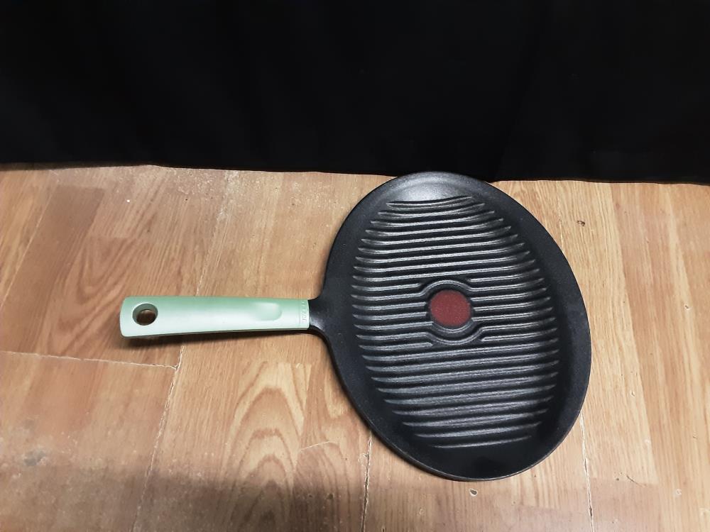 POELE OVALE ANTI DERAPANT TEFAL