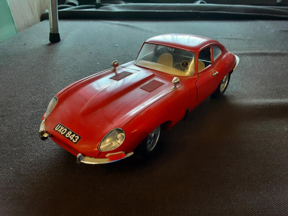 VÉHICULE MINIATURE JAGUAR 1/18 