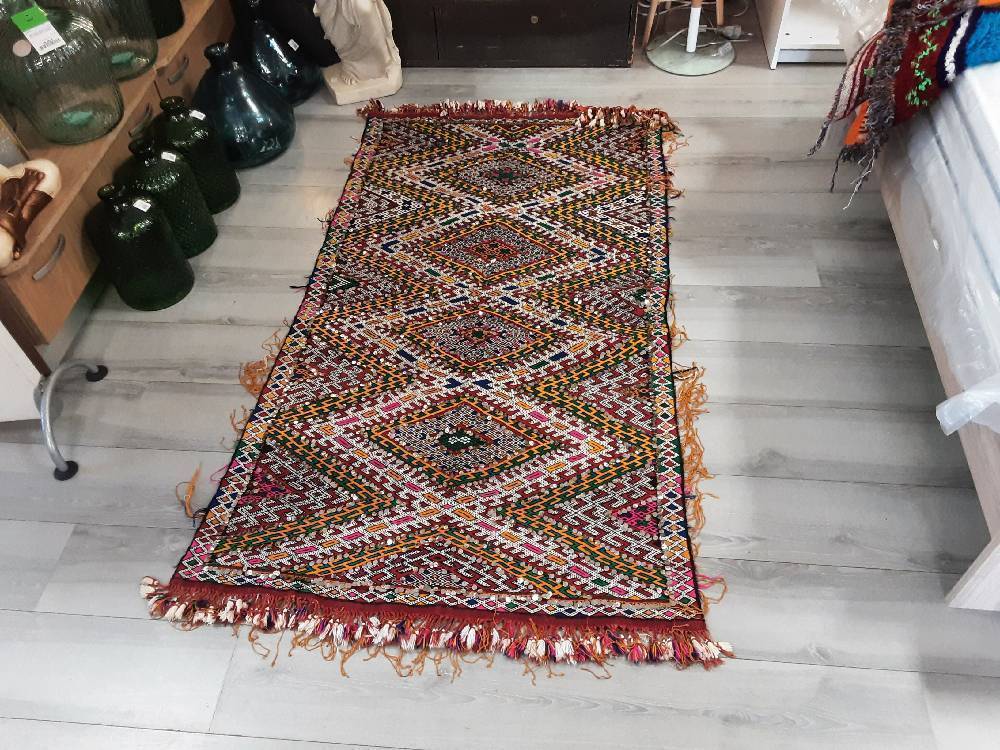 TAPIS FAIT MAIN COLORÉ AVEC SEQINS 