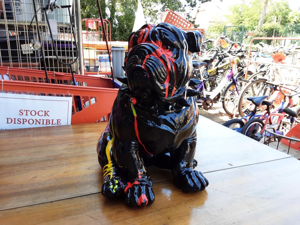 STATUE CHIEN NOIR ET MULTICOLORE COLLIER 