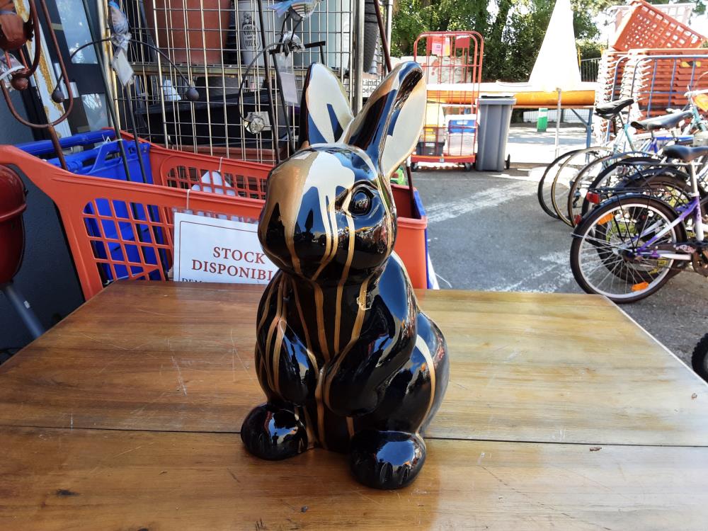 STATUE LAPIN NOIR ET DORÉ