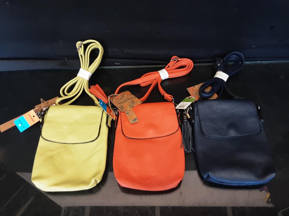 POCHETTE AVEC BANDOULIERE DIFFÉRENTS COLORIS 