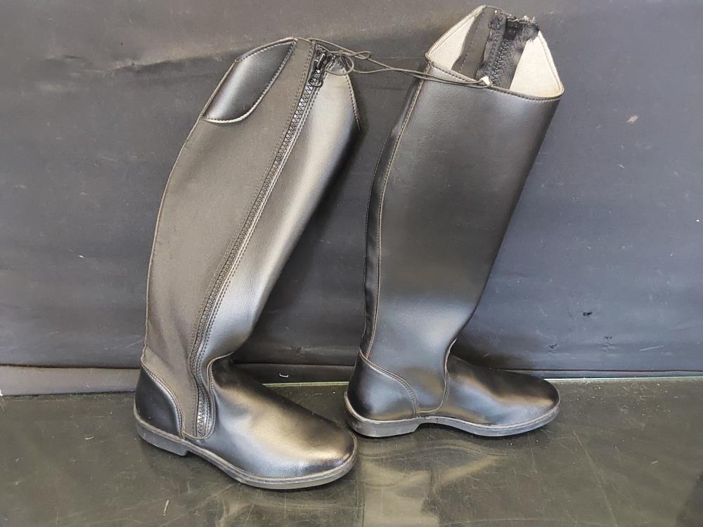 PAIRE DE BOTTES D'ÉQUITATION POINTURE 39 ( NEUVES JAMAIS PORTÉES ) 