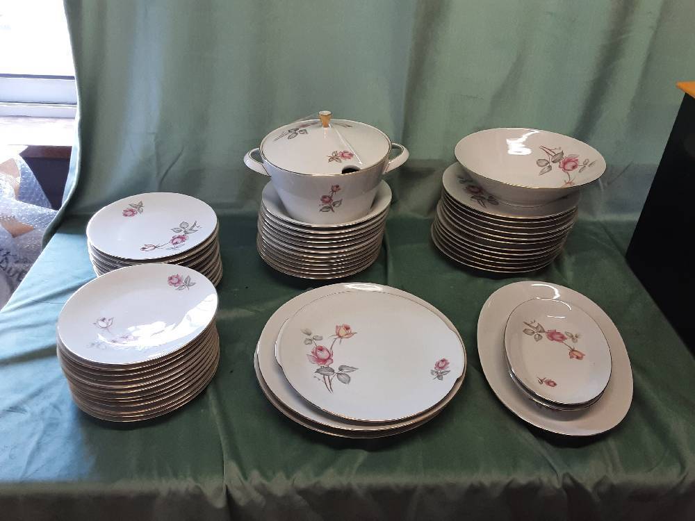 SERVICE PORCELAINE 12 PERSONNES AVEC DORURE (12 CREUSES ET PLATES, 24 DESSERTS,6 PLATS, 1 SALADIER E