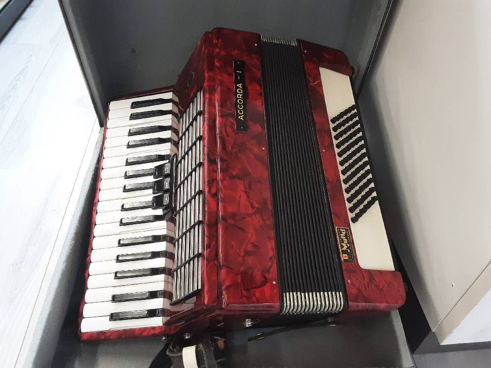 ACCORDEON  ROUGE