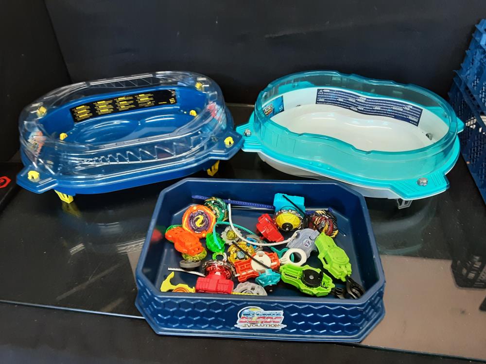 LOT DE 3 ARÈNES BEYBLADE + TOUPIES ET LANCEURS 