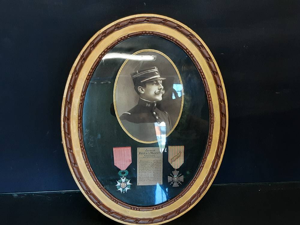 TABLEAU PORTRAIT SOLDAT 1ERE GUERRE AVEC MEDAILLES( LEGION D’HONNEUR)