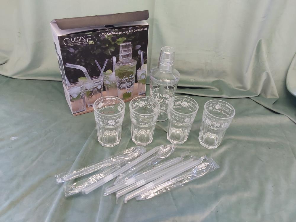 SERVICE A COKTAILS 4 VERRES + SHAKER + CUILLERES + PAILLES EN PLASTIQUE