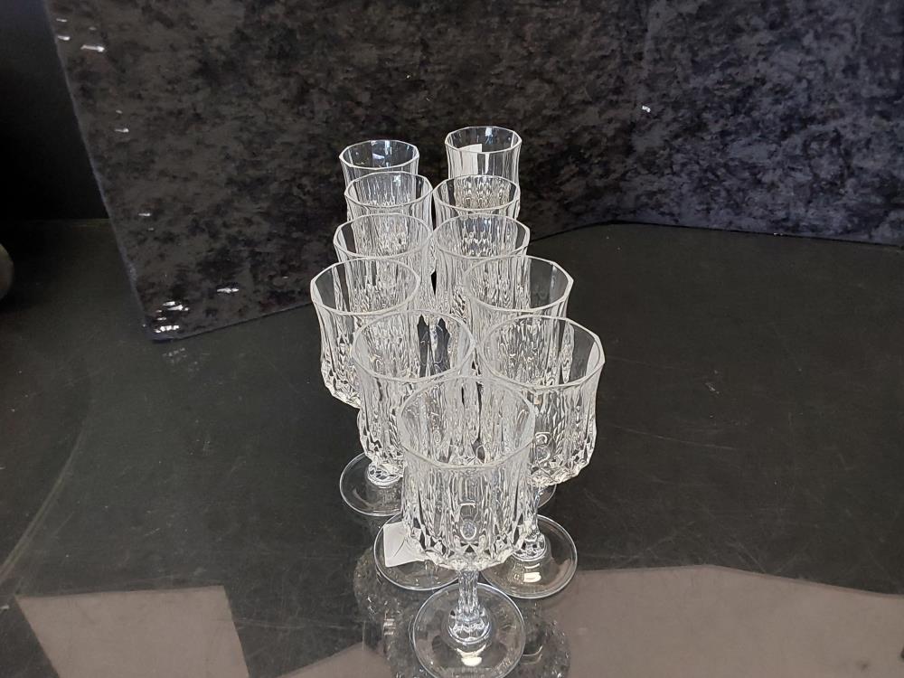 LOT DE 11 VERRES EN CRISTAL SUR PIED