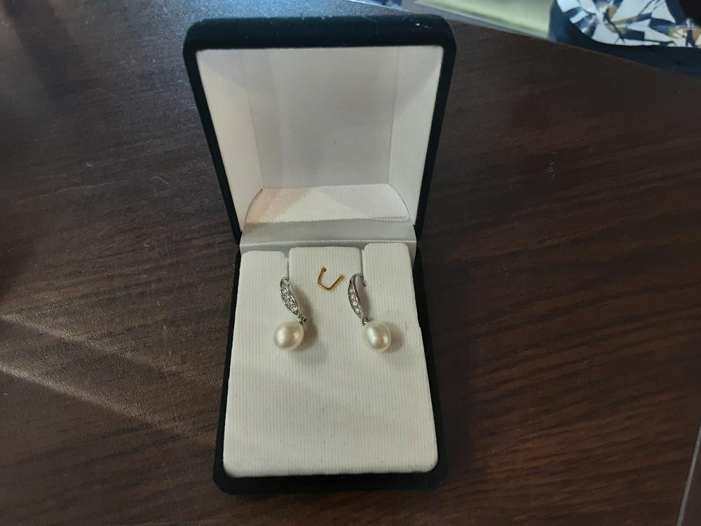 PAIRE DE BOUCLES D'OREILLES