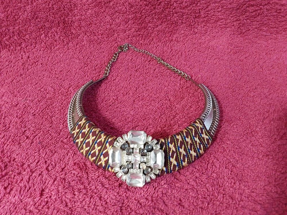 COLLIER RIGIDE STRASS ET TISSUS