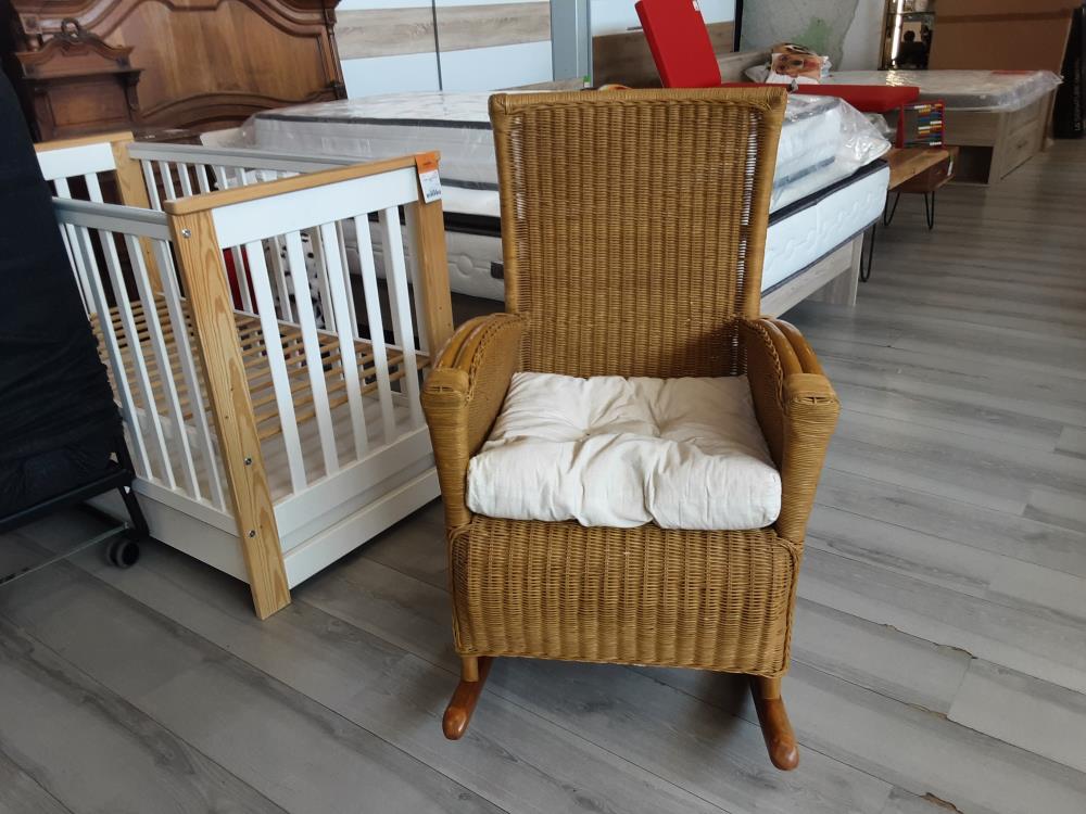 ROCKING CHAIR ROTIN AVEC COUSSIN