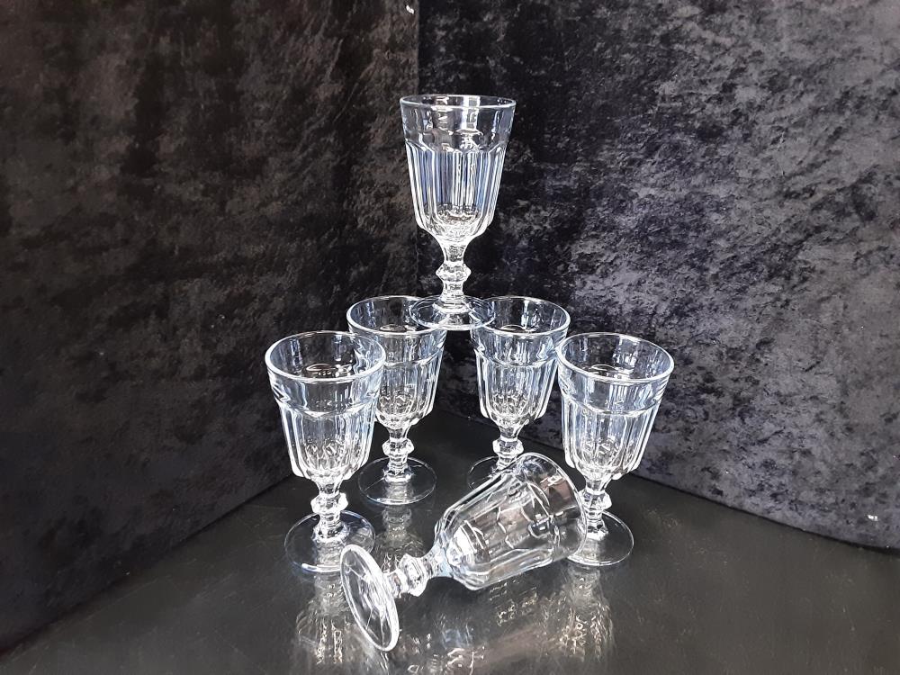 LOT DE 6 VERRES SUR PIED A FACETTES